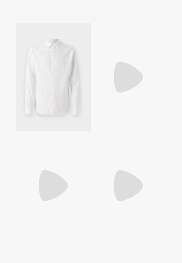 Hvit langermet skjorte laget av lett stoff, med klassisk krage, knappefront og glatt, noe teksturert overflate.; Rød bomulls T-skjorte med rund hals og kortermet, med en myk tekstur og en avslappet passform. Ingen synlige mønstre eller detaljer med metall.; Sorte stripete shorts med folder, knappeåpning og metallringdetalj. Glatt stoff med skreddersydd passform og knelengde.; Sorte lær loafers med en glat overflade, rund tå og dekorativ syning på forfoden. Lav stablet hæl og let glans.