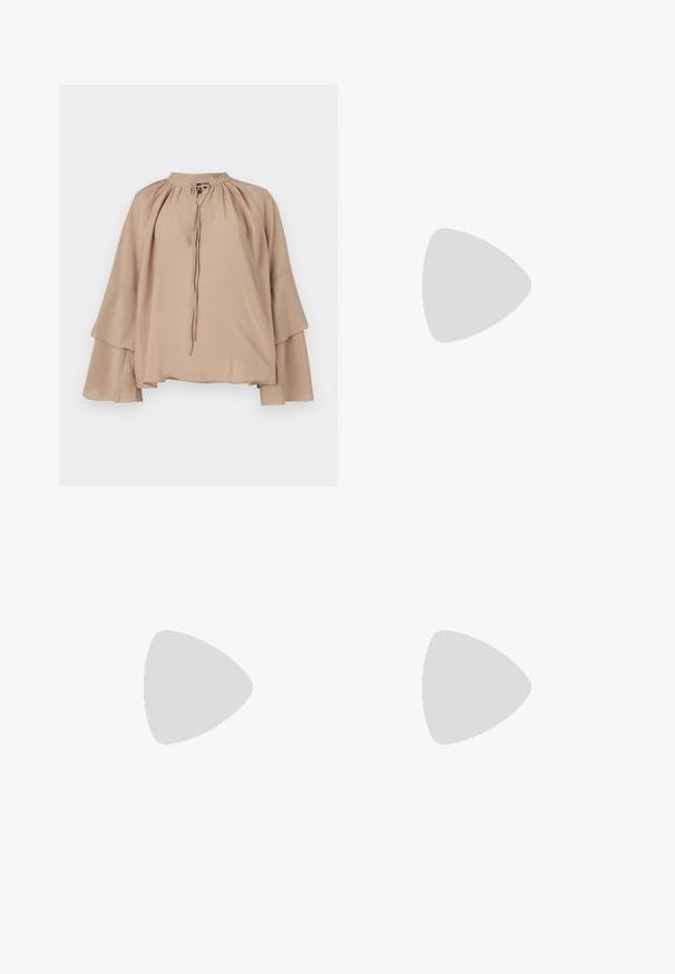Beige bluse lavet af letvægtsstof, med lange klokkeærmer, samlet halsudskæring med bånd, og en løs, afslappet pasform.; Grå plisseret nederdel med en glat tekstur, der har flere lodrette folder og en tætsiddende talje. Fremstillet af letvægtsstof.; Spidse slingback-sko i glat beige laklæder med en smal hæl og justerbar rem for en sikker pasform.; Sølvøreringe med en glat, poleret overflade. Rund form med et let buet design og sammenblandede kanter. Med stiftlåsesystem.
