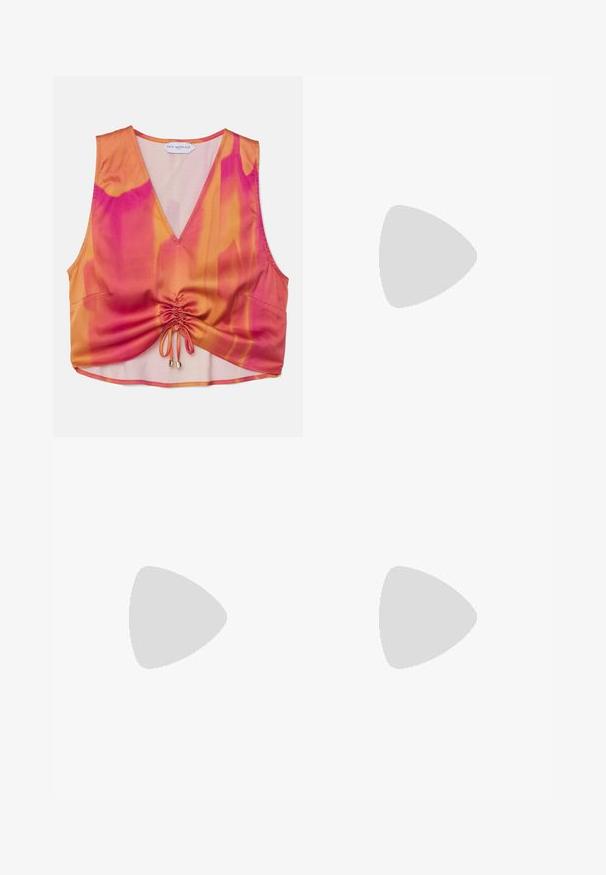 Top sans manches cropped dans un dégradé d'orange et de rose, en tissu doux, avec un col en V, un détail froncé à l'avant et de petites poches latérales.; Pantalons larges de couleur crème clair. Fabriqués dans un tissu lisse avec des plis à l'avant et des poches latérales.; Escarpin blanc à brides arrière avec un bout pointu, présentant un dessus lisse, des découpes discrètes et un petit talon bloc. La semelle noire met en valeur le design.; Boucles d'oreilles en résine rose avec des accents dorés et des pierres précieuses colorées incrustées le long des bords extérieurs. Arrière transparent pour un port sécurisé.