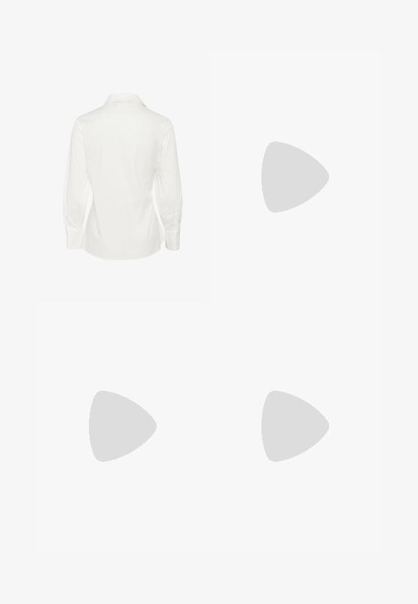 Biela košeľa s dlhým rukávom a špicatým golierom, so hladkou textúrou a priliehavým strihom, zdobená gombíkmi na manžetách a zakriveným spodným okrajom.; Svetlomodrá krajková top s tenkými ramienkami, so zúbkovaným krajkovým lemom a kvetinovým vzorom, navrhnutý pre priliehavý strih.; Svetlomodré džíny s voľným strihom, so zovretým vzhľadom, dvomi prednými vreckami a gombíkovým zapínaním na páse.; Bežové lakované lodičky na podpätku so špicatou špičkou a 5 cm podpätkom, s výrezmi po stranách a tenkým remienkom okolo členka.; Malá biela ramenná taška s jedným nastaviteľným popruhom a zipsovým uzáverom, umiestnená na jednoduchom bielom pozadí.