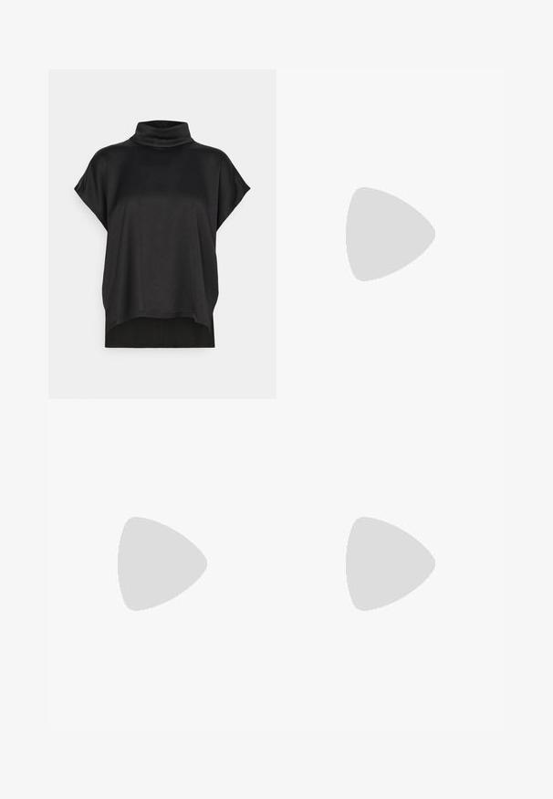 Maglietta nera a maniche corte con colletto alla coreana. Tessuto morbido e liscio con una caduta fluida e un orlo dritto. Design minimalista, senza decorazioni.; Jeans in denim azzurro chiaro con vita alta, taglio a gamba larga, due tasche laterali e design plissettato. Texture morbida con una finitura sbiadita.; Sandali neri con tacco, caratterizzati da un design a cinturino sottile, punta quadrata e tacco medio a blocco. Realizzati in pelle liscia con una finitura opaca.; Borsa a tracolla in pelle nera con una texture morbida, forma triangolare e tracolla regolabile, abbinata a una camicia a righe blu chiaro e pantaloni bianchi.