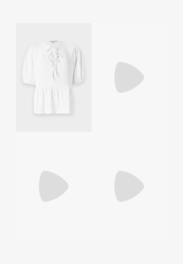 Weiße Bluse mit Rundhalsausschnitt, kurzen gepufften Ärmeln und einer Kordelzugbindung an der Vorderseite. Mit einem strukturierten gewebten Stoff und einem Peplum-Saum ausgestattet.; Beige weite Hosen mit glatter Textur, ausgestattet mit einem hohen Taillenbund und zwei vorderen Taschen. Schlichtes Design mit taillierter Passform.; Schwarzer Lederhighheel-Schuh mit spitzer Zehe, Knöchelriemen und dünnem Absatz. Glatte Textur mit einem goldenen Akzent am Absatzfuß.; Schwarze Lederhandtasche mit einem gerafften Oberteil, ausgestattet mit zwei kurzen Griffen und einem langen verstellbaren Schulterriemen. Glatte Textur, runde Form.