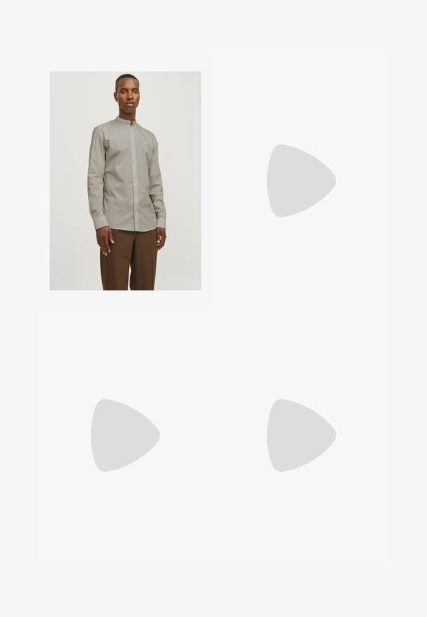 Jack & Jones JJJOE SHIRT PLAIN MAO - Ing - pure cashmere; Fekete ujjatlan trikók három darabos kiszerelésben. Bordás textúra, klasszikus kerek nyakkivágás. Az alján kis márkajelzés található.; Levi's® ORIGINAL - Egyenes szárú farmer - blue denim; Barna velúr Chelsea csizma, elasztikus oldalsó panelek és sima színezett gumitalp jellemzi, világosszürke nadrággal egy texturált felületen párosítva.