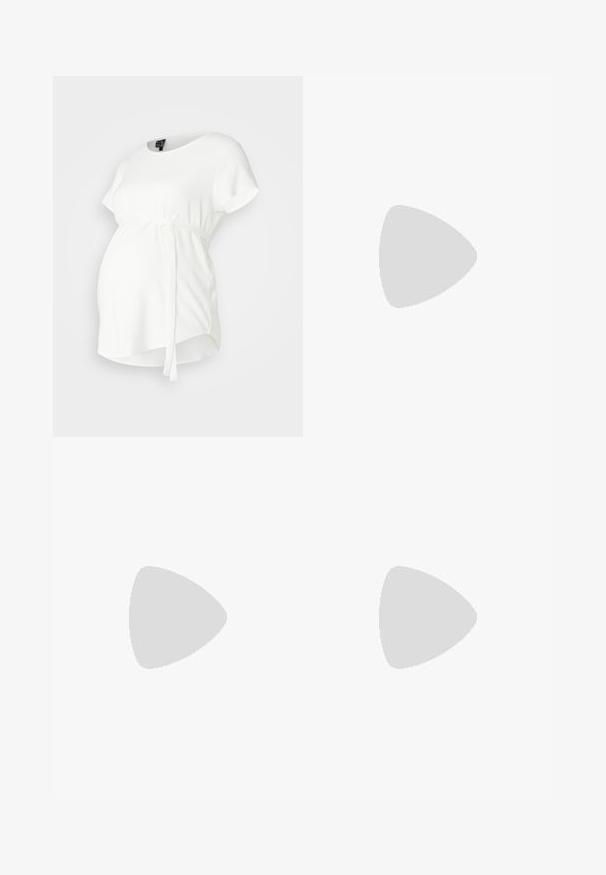 Blusa de maternidade branca com mangas curtas, decote redondo e design em estilo avental. Apresenta um cinto amarrado à cintura e textura de tecido suave e lisa.; Calças largas pretas com uma cintura elástica e uma textura suave e elástica. Apresenta um design simples, sem padrões ou adornos.; Botas de tornozelo em pele preta com bico pontiagudo e um salto robusto. Textura suave com acentos mínimos e um design ajustado e elegante.; Mala de ombro em couro preto com forma plana, detalhes em metal dourado e alça ajustável. Textura suave com detalhes de costura mínimos.