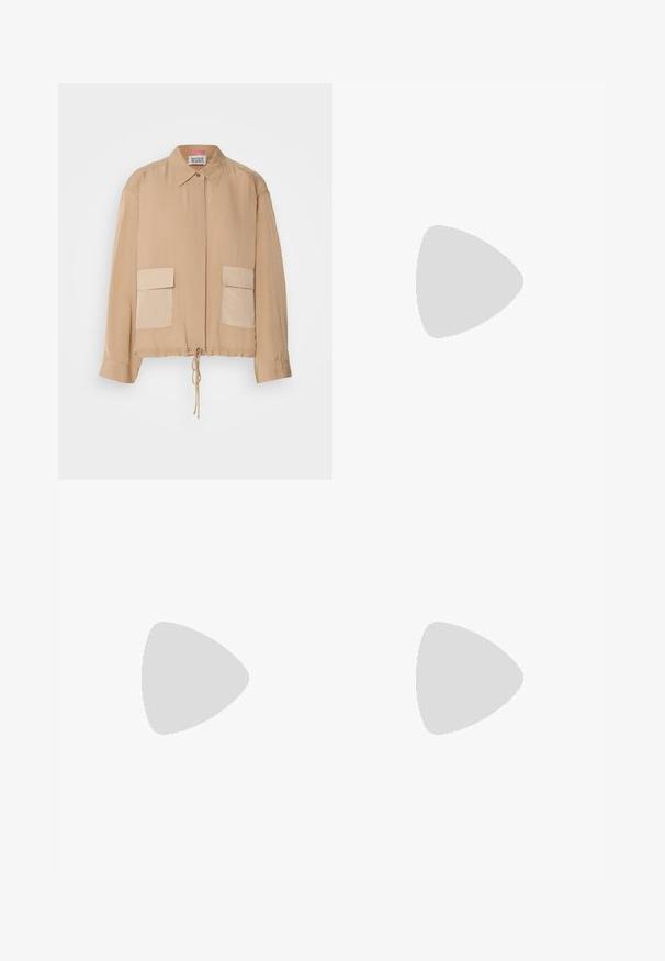 Beige leichte Jacke mit langen Ärmeln, Kragen, Kordelzugsaum und zwei vorderen aufgesetzten Taschen in einem etwas dunkleren Farbton. Glatte Textur.; Marineblaues Kleid mit vertikalen Nadelstreifen, langen Ärmeln, plissiertem Ausschnitt und tailliertem Bund. Verfügt über zwei vordere Taschen.; Braune Leder-Cowboy-Stiefel mit spitzem Zehenbereich, bestickten Wirbelmustern am Schaft und einem gestapelten Blockabsatz. Verfügt über einen Ziehriemen für das einfache Anziehen.; Schwarze Lederhandtasche mit großem offenem oberen Bereich und einem einzelnen Schulterriemen. Weiche Textur, minimalistisches Design, mit subtilen hardware Akzenten.; Goldene Creolen mit einer strukturierten, unregelmäßigen Form. Sie verfügen über einen nahtlosen Verschluss und eine polierte Oberflächenbehandlung, die ein modernes Design betont.