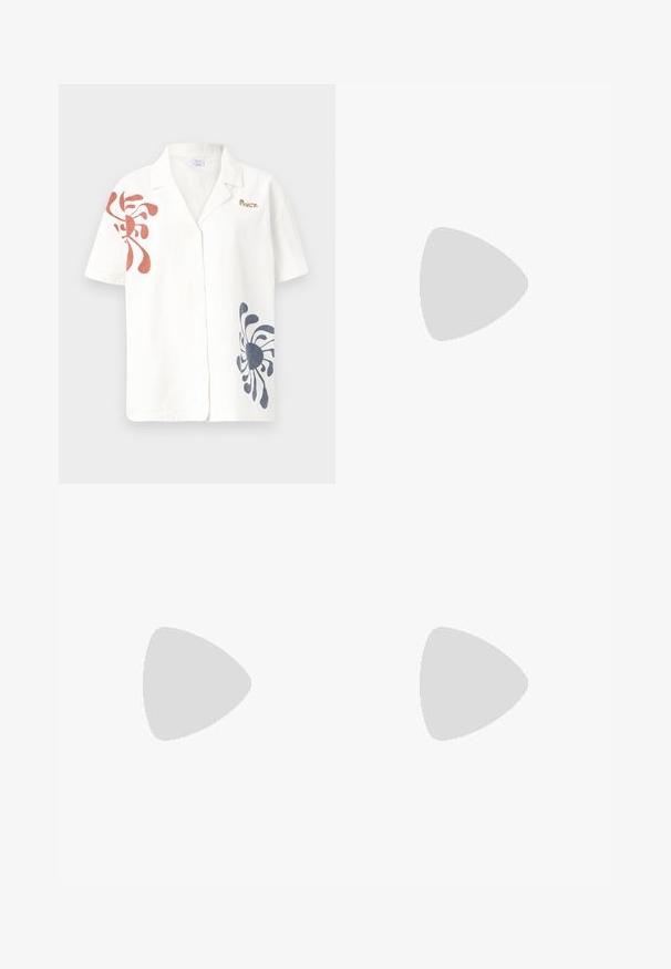 Koszulka z krótkim rękawem z lnu w kolorze off-white z abstrakcyjnymi wzorami w czerwieni i granacie. Posiada klasyczny kołnierzyk i zapięcie na guziki. Złote akcenty z logo.; Dżinsy o szerokich nogawkach w głębokim niebieskim kolorze, z detalem w postaci szwu z przodu, z guzikiem w pasie oraz klasycznym pięciopocketowym wzorem.; Czarne lakierowane sandały na obcasie z kwadratowym noskiem, z paskami wokół kostki i srebrnymi klamrami. Posiadają masywny słupek dla stabilności.; Czarna skórzana torebka o zakrzywionym kształcie, z odpinanym paskiem i złotymi akcentami. Torebka posiada klapę z zapięciem w kształcie klamry.