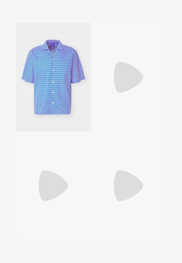 HUGO ELIGINO - Overhemd - open blue; Blauwe katoenen t-shirt met een klassieke ronde hals, korte mouwen, een ontspannen pasvorm en twee kleine bedrukte logo's op de borst. Soeple textuur.; Marine cargobroek gemaakt van een lichtgewicht stof, met een elastische tailleband, trekkoord, meerdere zakken en ritsen bij de enkels.; Beige suede sneakers met een gestroomlijnd ontwerp, voorzien van een textuur bovenwerk, ronde neus en een rubberen zool met een zigzagpatroon.