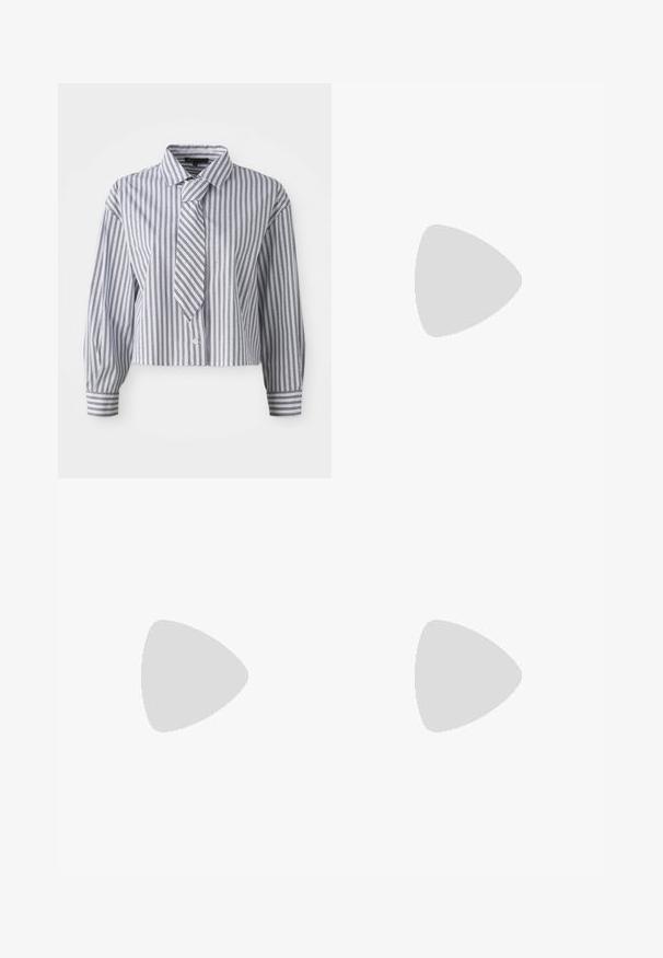 Camicia accorciata di colore azzurro chiaro con righe bianche verticali e piccoli punti argentati; include una cravatta integrata e chiusura a bottone. Maniche lunghe.; Pantaloni bianchi a gamba larga realizzati in cotone con una texture liscia. Presentano un bottone anteriore, una zip e un design a quattro tasche.; Scarpa slingback nera in pelle con punta affusolata, cinturini decorativi con occhielli metallici e tacco basso a blocco. Superficie testurizzata.; Borsa a tracolla nera in pelle con due tasche frontali, fibbie dorate, chiusura con zip e una tracolla sottile. Superficie texturizzata e forma rettangolare compatta.