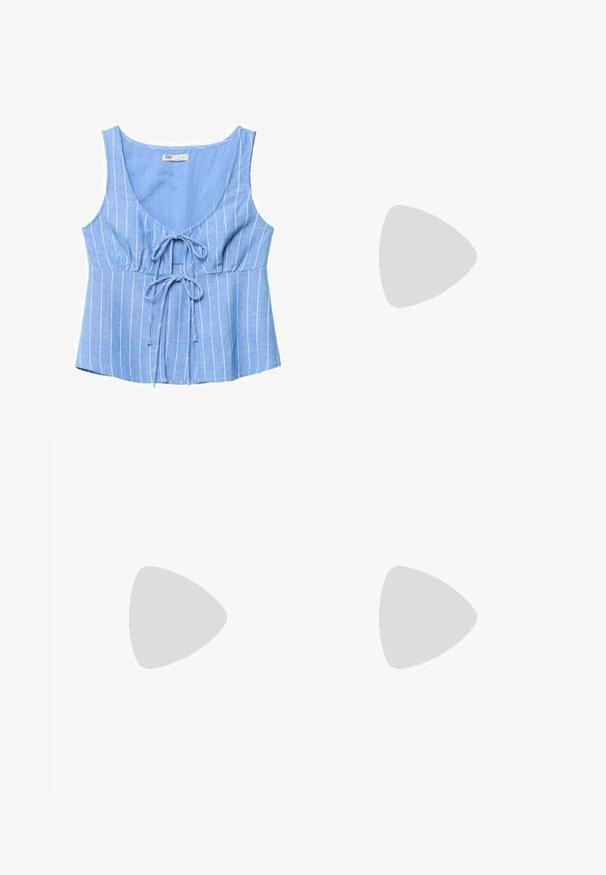 Modrý bezrukávový top s V-výstřihem, který má bílé vertikální pruhy, detail ve přední části na zavázání a nažehlený pas pro přiléhavý střih.; Černé denimové kalhoty s volným střihem a vysokým pasem, vybavené předními a zadními kapsami, prošívanými švy a knoflíkovým zapínáním. Hladká textura.; Bershka Sandály na vysokém podpatku - black; Černá lakovaná kožená kabelka s křivkovým tvarem, jedním ramenním popruhem, předními kapsami a stříbrnými kovovými detaily.