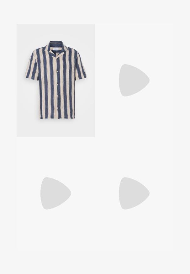 Camisa de manga curta com um padrão de riscas em azul-marinho e creme, apresentando um decote com colarinho e fecho de botão, feita de tecido respirável.; Calças cargo de algodão castanhas com pernas retas, apresentando bolsos laterais e um fecho de botão metálico na cintura. Textura suave e design casual.; Mocassins de camurça castanhos com bico arredondado e sola baixa de borracha preta, apresentando uma tira decorativa e detalhes de costura na parte superior.; Conjunto de cinco pulseiras com couro castanho, contas de madeira e uma corrente de prata; texturas e formas variadas, com fechos ajustáveis.