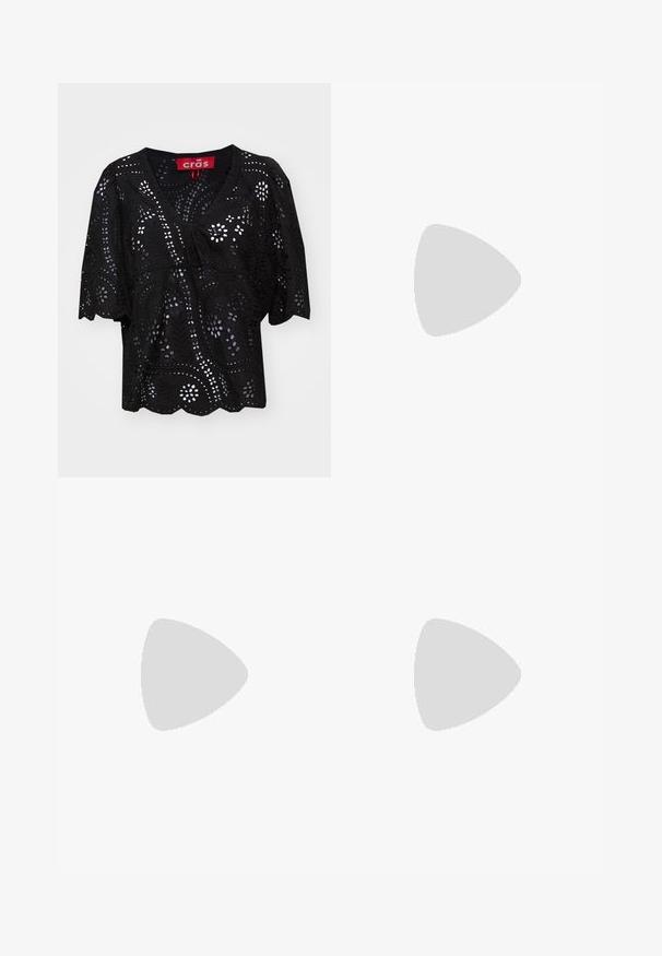 Blusa nera a maniche corte con scollatura a V, caratterizzata da motivi a fiori e foglie ritagliati, dettagli con cordoncino sul davanti e orlo scallop.; Pantaloni neri su misura con un design a gamba dritta, caratterizzati da una texture liscia e pieghe ben definite sul davanti. Senza hardware visibile.; Tacchi slingback in pelle nera con punta affusolata, caratterizzati da un tacco alto e un accento dorato sulla cinghia regolabile. Texture liscia.; Borsa a mano in pelle nera con un design strutturato, caratterizzata da una forma corta, manico superiore e accessori in metallo dorato. Inclusa tracolla regolabile.