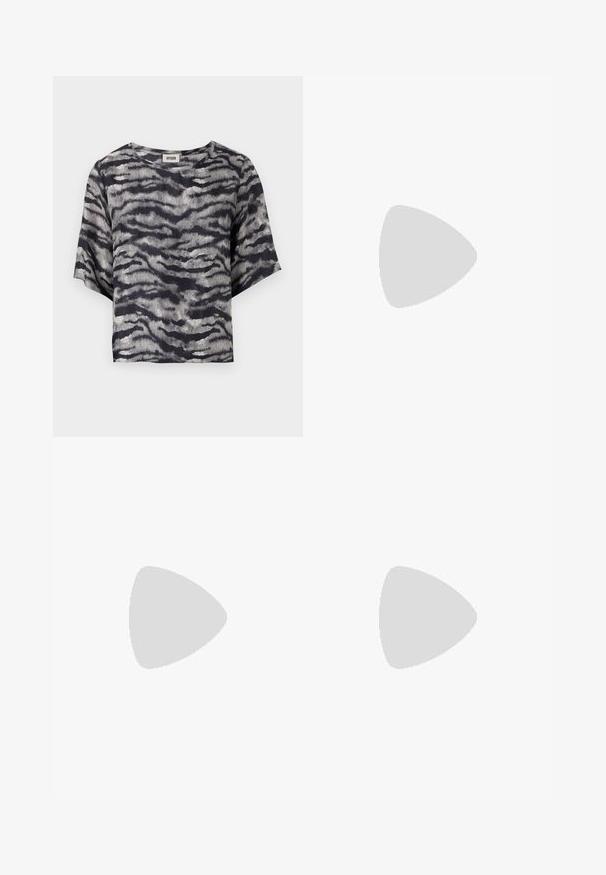Zwarte en grijze cropped shirt met een golfpatroon, korte mouwen en een ronde halslijn, gemaakt van een ribbelstructuur stof.; Zwarte wijde broek van zachte stof. Voorzien van een ceintuur en plooien aan de voorkant. Glad textuur met een strakke, hedendaagse stijl.; Zwarte leren slingback hakken met een spitse neus, voorzien van een slanke hak en een goudkleurige accent op de verstelbare band. Gladde textuur.; Zwarte leren handtas met een gestructureerd ontwerp, featuring een verkorte vorm, bovenhandvat en gouden hardwareaccent. Inclusief verstelbare schouderband.
