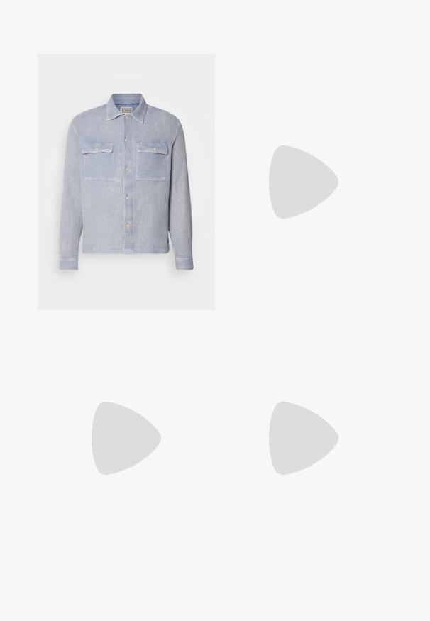 Lyseblå skjorte med knappestrapping i vaffelstruktur, med to brystlommer, gullknapper og klassisk krage, laget av mykt stoff.; Lys grå denimbukser med rett ben-design, fem lommer og knappelukking. Synlig søm langs sømmene.; Svarte sneakers med overdel i semsket lær og syntetisk materiale, med tre hvite striper, strukturert gummisåle og blå logoetikett på tungen.; Canvas duffelbagen i lys grå, med mørkebrune skinninnslag og justerbar stropp. Har doble håndtak og glidelås-lukkning.