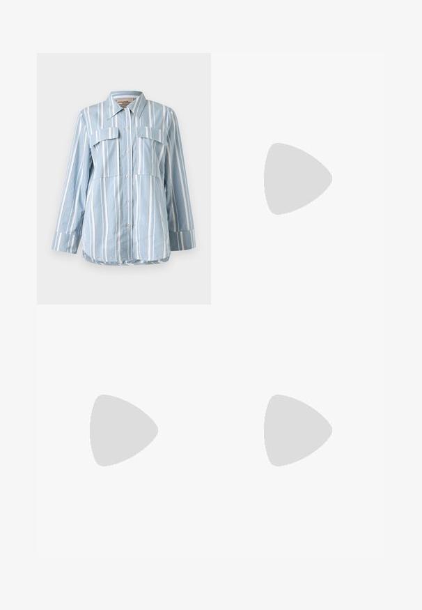 Világoskék gombos ing fehér függőleges csíkokkal, két elülső zsebbel és hosszú ujjal. Simább anyag és hegyes gallér.; Magas derekú, széles lábú kék farmernadrág, gombos záródással, övhurkokkal és diszkrét varrási részletekkel a zsebeknél és a szegélyeknél.; Beige lakkbőr magassarkú szandál, kereszttartós kialakítással, nyitott orral, állítható bokapánttal és tömbsarokkal. Sima textúrával.; Puha anyagból készült leopárdmintás táska, amely egyedi, háromszögletű formájával, nagy nyitott fülével és sima textúrájával tűnik ki.