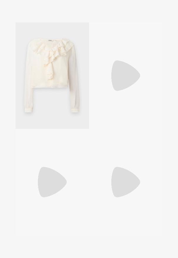 Hvid langærmet bluse med V-hals og rynket frontdetalje. Lavet af letvægtsstof, har et cropped design og blød tekstur.; Bredde ben blå jeans med høj talje, lavet af denimstof. Egenskaber inkluderer frontlommer og knaplukning. Klassisk afslappet design.; Mørkebrune knæhøje læderstøvler med spids tå, stiletto-hæl og bred rem med stort rektangulært sølvspænde.; Kat-ejede solbriller med en sort og orange skildpaddemønstret stel, brune linser og slanke, spidse ender. Har et minimalistisk logo på skabelsen.