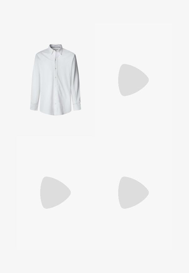 Witte lange mouw blouse van gladde stof, met een button-down kraag en knopen aan de voorkant, met een rechte snit aan de onderkant.; Beige katoenen t-shirt met korte mouwen. Heeft een eenvoudig ontwerp en een ronde halslijn. Gladde textuur met minimale stiksels op de achterkant.; Beige wijde broek met een elastische tailleband, gemaakt van zachte stof, met een gladde textuur en minimale stikdetails.; Witte sneaker met blauwe accenten, bovenwerk van mesh en synthetisch materiaal, textuurgrijze hak, ronde neus en een gewatteerde witte zool.