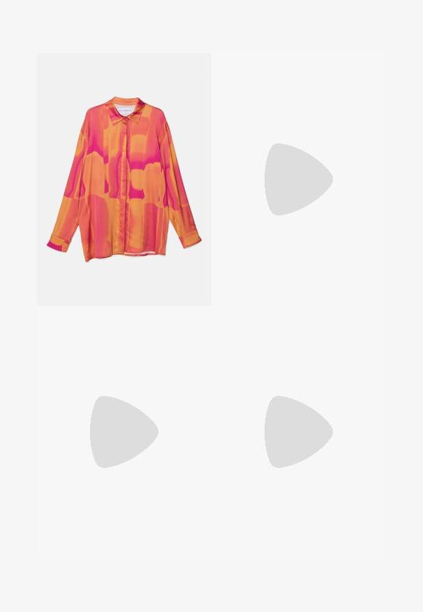 Camicia a maniche lunghe in vivaci tonalità di rosa e arancione, con chiusura a bottoni, colletto classico e tessuto fluido e leggero.; Pantaloni corti a righe in cotone navy e bianco, con cintura elastica e vestibilità rilassata. Lunghezza a metà coscia con dettagli di cucitura discreti.; Ballerina piatta in pelle bianca con punta arrotondata, cinturino elastico nero e piccolo emblema dorato vicino al tallone. Texture morbida e design minimalista.; Borsa tote in paglia intrecciata con accenti e manici in pelle marrone. Presenta un logo intagliato e bande orizzontali di contrasto.