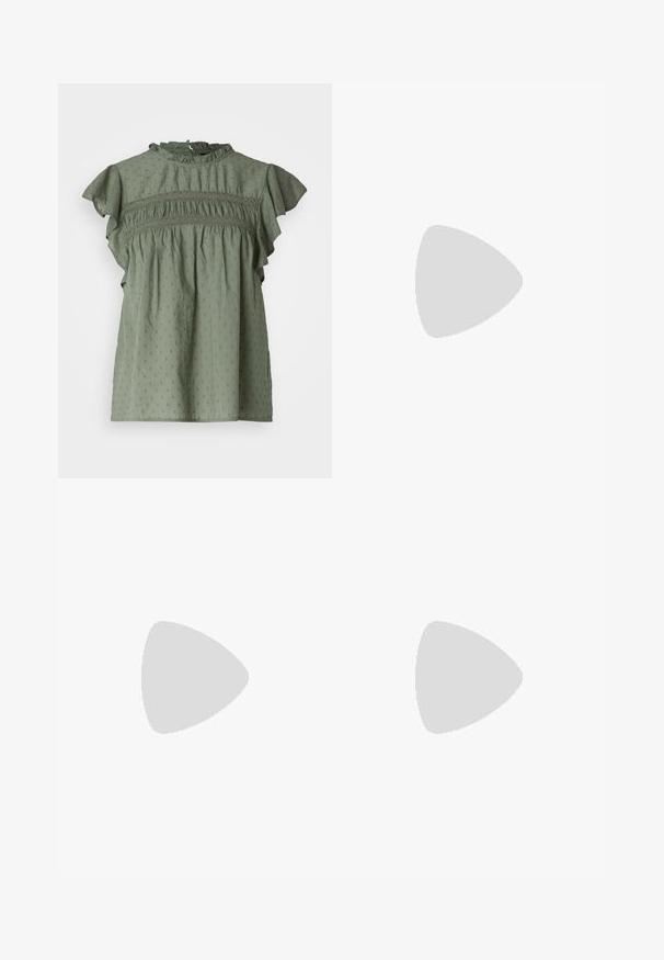 Vero Moda VMTRINE - Bluza - hedge green; Bijele traperice visokog struka širokih nogavica, izrađene od denima; sadrže pet džepova, bakrene zakovice i zatvaranje na patentni zatvarač.; Crne lakirane kožne sandale s otvorenom petom i špicastim vrhom, s geometrijskom blok petom. Imaju elegantan, minimalistički dizajn i glatku teksturu.; Crna kožna hobo torba s glatkom teksturom, zakrivljenim oblikom i jednom podesivom trakicom; ima širok otvor na vrhu.