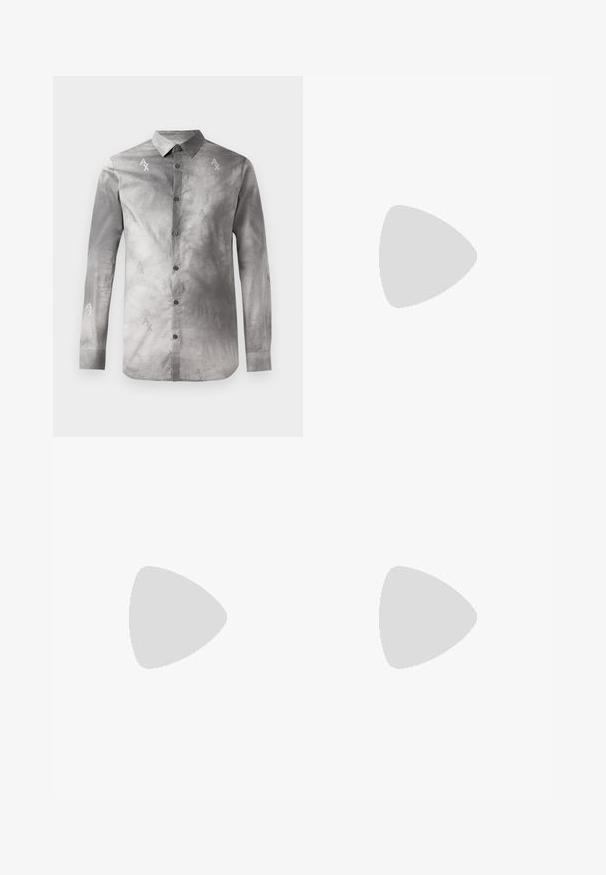 Grå langermet skjorte med knapp-ned krage, preget av et subtile abstrakt mønster og gjentatte AX-logo aksenter i en litt mørkere grå.; Filippa K TERRY CROPPED TROUSERS - Bukse - sage melange; Hvite lærersneakers med en jevn overflate, rund tå, flate lisser og en teksturert såle. Har en subtil logo på hælen.; Sorte, runde solbriller med mørke linser og slanke metalarmer. Inkluderer klare temple tips og sølvfargede detaljer ved hengslet. Minimalistisk design.