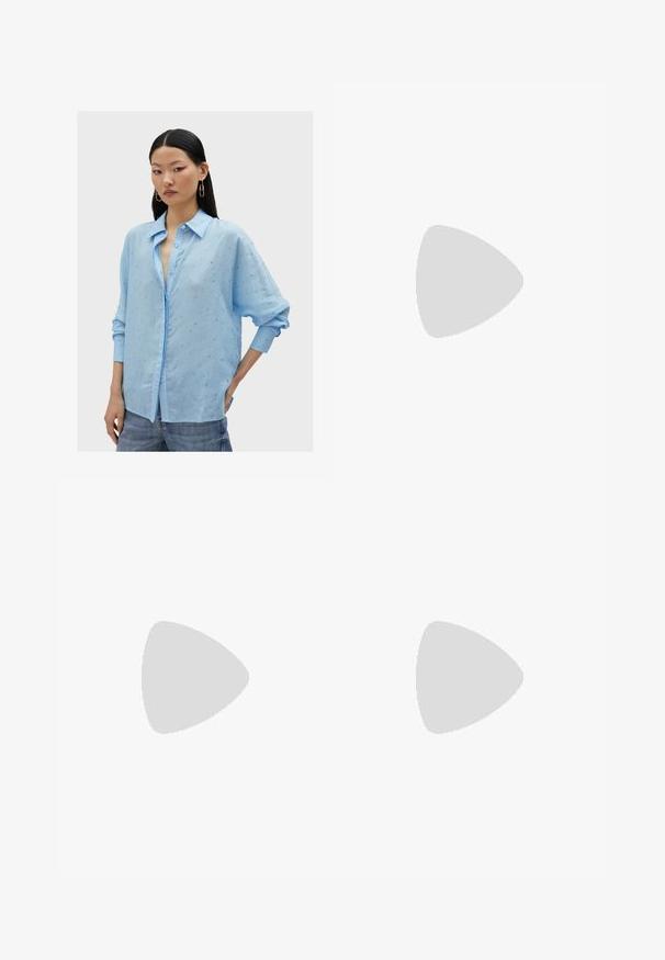 Camicia azzurra chiaro botón con una vestibilità comoda, tessuto testurizzato e piccoli dettagli ricamati. Presenta un collo classico e maniche arrotolate.; Jeans in denim neri a vita alta con un taglio a gamba larga, design a cinque tasche e cuciture visibili. Il tessuto ha una finitura liscia e leggermente tessurizzata.; Scarpa stiletto nera in pelle con punta affusolata, retro aperto e cinghie alla caviglia legate a fiocco. Tacco sottile di 7,5 cm. Texture liscia, design minimalista.; Borsa a tracolla nera in pelle con una texture liscia, forma rettangolare e dettaglio in catena metallica sul davanti. Inclusa una tracolla regolabile.