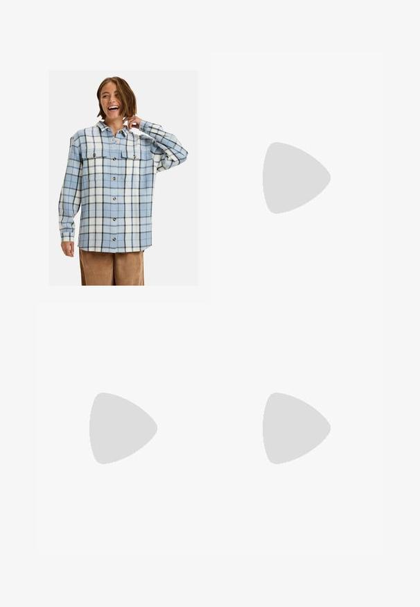 Světle modrá a bílá flanelová košile s černou kostičkovanou vzorem, která má dvě kapsy na prsou a zlaté knoflíky, je navržena s uvolněným střihem.; Džínové šortky v světle modré barvě, s páskem s poutky, pěti kapsami a mírně vybledlým vzhledem pro opotřebovaný efekt.; Průhledná sandálová obuv s průhledným svrškem, béžovou stélkou a štíhlým páskem kolem kotníku. Má špičatou špičku a tenký vysoký podpatek.; Bílá kabelka přes rameno vyrobená z hladkého materiálu, s oválným výřezem a širokým designem popruhu. Jednoduchá a moderní, bez viditelného hardwaru.