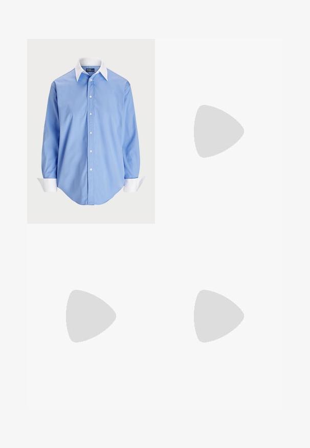 Chemise boutonnée bleu clair à manches longues avec un col blanc contrastant. Présente une texture lisse et cinq boutons à l'avant.; Polo Ralph Lauren HEMP WIDE LEG PANT - Pantalon classique - nevis; Sandale à talons noirs avec des straps croisés et une boucle ajustable. Elle présente une texture lisse et un talon aiguille effilé.; Sac en cuir marron avec une finition texturée et des accessoires en argent, tenu à la main à côté d'une jupe en cuir marron et d'un pull à motifs.