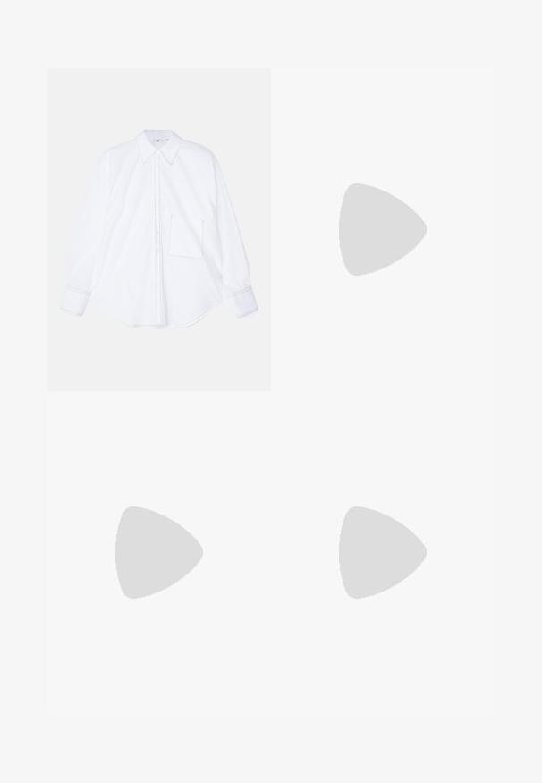 Balta ilgomis rankovėmis marškiniai, pagaminti iš lygaus audinio, su mygtukais priekyje, dideliu apykakle, suapvalintu hemu ir viena kairiojo krūtinės kišenė su siuvimo detalėmis.; Juodos kelnės iš lygaus audinio, pasižyminčios aukštu liemeniu, plačiomis kojomis, priekinėmis klostėmis ir klasikiais diržo kilpomis. Šoninių kišenių nematyti.; Juodos oda aukštakulniai sandalai su kulkšnies dirželiu. Pasižymi lygiu paviršiumi, atviru pirštu ir plonu kulnu. Auksinės spalvos sagties detalė.; Juodas susegamas odinis rankinukas su susiraukšlėjusia viršuje, auksine grandine ir stačiakampiu pavidalu, laikomas prieš paprastą foną.