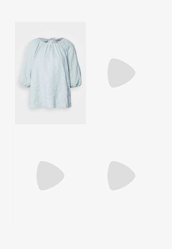 Lyseblå bluse med en teksturert rutete mønster, rund utringing og samlet ermer. Har en knytedetalj bak.; Sorte vide bukser med et cremet blomster mønster. Fremstillet af letvægtsstof, med en glat tekstur og en høj talje.; Sorte lakk lær slingback hæler med spiss tå, et avrundet utskjæringsdesign og blokkheel. Har en gulltone spenne som detalj.; Svart håndveske med teksturert overflate, doble topphåndtak og justerbar skulderrem. Har detaljer i gulltone og sidelommer.