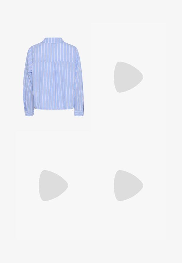 Svetlo modra srajca z navpičnimi belimi in roza črtami, ovratnikom in dolgimi rokavi, ki ima zadnji pregib in gumbaste manšete.; Črne hlače ravnega kroja z naglavnimi žepi in stranskimi razporki na robu. Narejene iz mehke, gladke tkanine. Primerne za različne priložnosti.; Črni škornji do kolen z gladkim usnjenim zaključkom, izrazitim šivanjem, robustnim petnim delom in teksturirano zadnjo ploščo za dodatno zanimivost.; Črna usnjena torba s svilnato teksturo, pravokotne oblike in dvema dolgima ročajema. Brez vidnih metalnih delov ali okrasnih elementov.