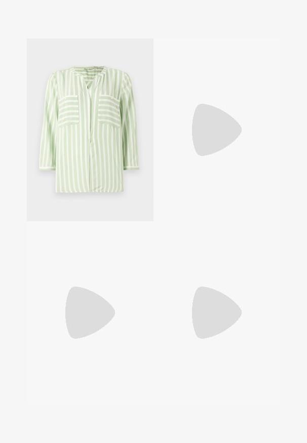 Camicia a righe verde chiaro e bianco, con colletto a scollo a V, due tasche frontali e maniche tre quarti. Tessuto dalla trama liscia.; Pantaloni neri a gamba larga con vita alta, dettagli con bottoni in vita e pieghe frontali.; Pump in pelle nera con punta affusolata e tacco basso a blocco. Presenta una cinghia alla caviglia con una fibbia in tonalità oro. Texture liscia.; Borsa nera con forma strutturata, texture liscia e una chiusura metallica. Abbinata a pantaloni neri larghi e sandali open-toe su un pavimento in legno.