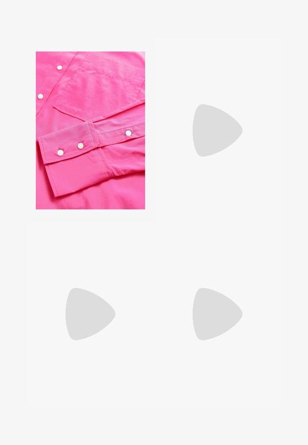 Camicia button-up di un brillante color rosa, caratterizzata da una texture liscia, con bottoni bianchi e una tasca sul petto. I polsini presentano due bottoni con un filo a contrasto.; Tessuto azzurro chiaro con una texture liscia e una fine trama diagonale, che mostra morbide pieghe e sottili variazioni di tonalità.; Scarpe sportive con tomaia in pelle bianca, punta in suede grigia e tre strisce nere. Presentano un logo blu sulla linguetta e una suola in gomma testurizzata.; Borsa a mano strutturata nera in pelle con manico superiore, tracolla staccabile e dettaglio con pattina frontale. Accenti in hardware dorato.