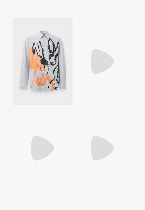 Camisa de botão listada com um design abstrato em laranja e preto, featuring contornos de animais e acentos de pinceladas contemporâneas.; Calças castanhas de cintura alta feitas de tecido texturado. Apresentam pernas largas e duas pregas frontais para estrutura. Acabamento cuidadoso sem hardware visível.; Mocassins de couro preto com uma textura suave, bico arredondado e uma faixa decorativa sobre o peito do pé. Salto baixo e empilhado, design minimalista.; Saco de lona preto com alças de couro pretas. Design simples, corpo espaçoso e textura suave. Sem logótipos ou padrões visíveis.