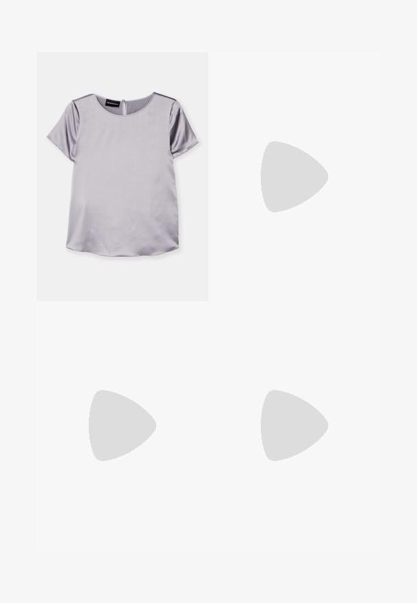 Blusa lavanda a maniche corte in satin con scollatura rotonda e zip sul retro. Presenta una texture liscia e una vestibilità rilassata.; Pantaloni neri a gamba larga realizzati in un tessuto morbido, con vita piatta, pieghe e tasche laterali. Linee pulite con dettagli minimi.; Décolleté nera in pelle con punta affusolata, design minimalista, sottile cinturino alla caviglia e tacco a stiletto elegante. Texture liscia.; Borsa a mano in pelle marrone con effetto coccodrillo, dalla forma curva e strutturata, con un dettaglio a nodo dorato. Cinghia regolabile e superficie liscia.