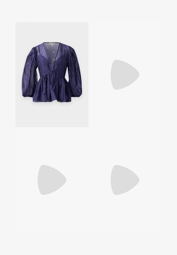 Blusa azul marino con tejido transparente, escote en forma de v y mangas abullonadas. Presenta una cintura fruncida con detalles de bordado floral en toda la prenda.; Pantalones de corte recto en color navy, con una textura suave, dos bolsillos delanteros y una cinturilla limpia.; Stuart Weitzman VIVIENNE SLINGBACK - Tacones - cream; Bolso de cuero azul verdoso con un acabado texturizado, que presenta una correa de cadena plateada y un adorno metálico decorativo en la parte frontal. Forma compacta y rectangular.