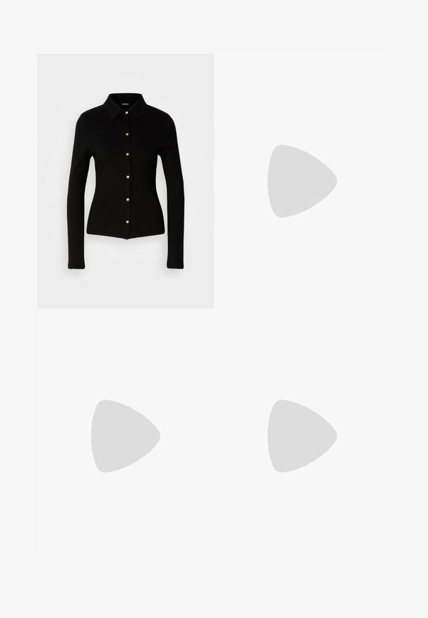 Zwarte geribbelde shirt met lange mouwen en een kraag, voorzien van gouden knopen aan de voorkant en een getailleerde pasvorm.; Lichtblauwe denim wijde pijpen jeans met een hoge tailleband, voorzien van vijf zakken, riemlussen en een subtiele vervaging naar de zoom toe.; Witte en beige sneaker met een gladde bovenkant en suède accenten, een gestructureerde zool en tonale stiksels. Vetersluiting met logo-detaillering.; Zilveren metalen oorbellen met ronde vormen, een gepolijste afwerking en subtiele graveringen van het merk "BOSS" op de onderste secties.