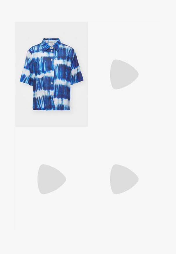 Mads Nørgaard COLIN LORELLA - Nööpidega pluus - merthyl blue; Roosa sportlikud lühikesed püksid elastse vöökoha, külgedel valgete triipudega ja väikese logoga vasakul all ees. Sile kangastekstuur.; Heled paar heleda beezžilederist valmistatud mokassiinide, millel on õmmeldud esiosa ja tekstureeritud must platvormkonts. Omab kaardus disaini ja kerget tõstet.; Aviatori prillid, millel on gradient sinine objektiiv, hõbedane metallraam ja dekoratiivsed staaraktsendid objektiivil. Sujuv ja stiilne disain.