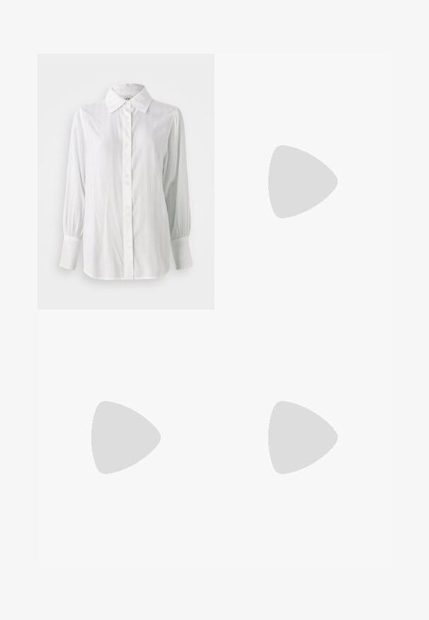 Hvit skjorte med vertikale striper, lange puffede ermer og klassisk krage. Har en rekke på fem knapper foran.; Svarte flagrende jeans laget av denim. Har knappelukking, fem lommer og en glatt tekstur. Den flagrende buksebenet begynner under kneet.; Knæhøye sorte lærstøvler med firkantet tå og blokkhelt, vist med en modell som sitter iført en olivengrønn kåpe. Glatt tekstur, minimal detaljering.; Svart lær tote bag med glatt tekstur, rektangulær form og to lange håndtak. Ingen synlige deler eller dekorasjoner.