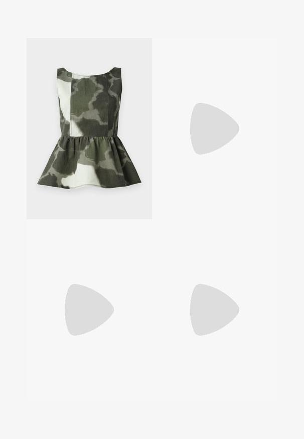 Peplum top vyrobený z tkaniny s kamuflážním vzorem v zelených a béžových tónech, s přiléhavým tělem a rozšiřující se volánkovou spodní částí.; Černé dlouhé šaty bez ramínek vyrobené z hladké, lesklé textilie. Mají přiléhavý korzet a splývavý střih, sahající až k zemi, bez ozdob.; Černé lakované kožené muly na vysokém podpatku s špičatou špičkou a elegantním siluetou, s otevřenou zadní částí a štíhlým stiletto podpatkem.; Černá kožená kabelka s křivkovým designem, zdobená stříbrnými hřebíky, s přezkou a dvěma bočními kapsami. Nastavitelný popruh pro různé možnosti nošení.