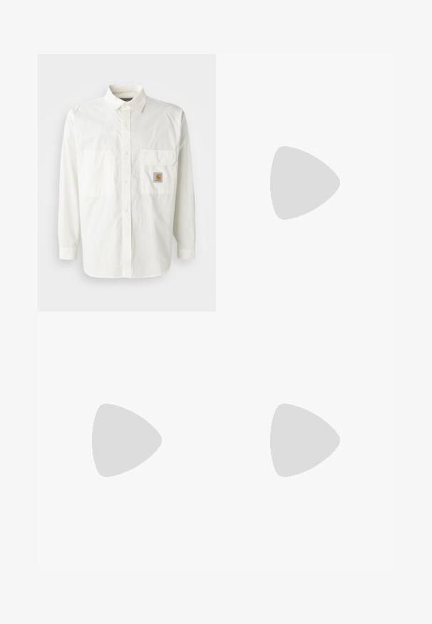 Camisa blanca de manga larga hecha de algodón, con un cuello clásico, dos bolsillos frontales y un parche con el logo de Carhartt.; Pantalones de corte holgado color verde oliva con cinturilla elástica, bolsillos laterales y costuras amarillas en contraste con detalle del logo de Adidas.; Pantalones de pata de elefante de cuadros marrones y azules combinados con zapatos blancos con detalles en negro y suelas texturizadas, sobre un fondo verde.; Bolso de mano beige con detalles en piel negra brillante, forma redondeada, doble asa y un logotipo negro en relieve en el frontal.