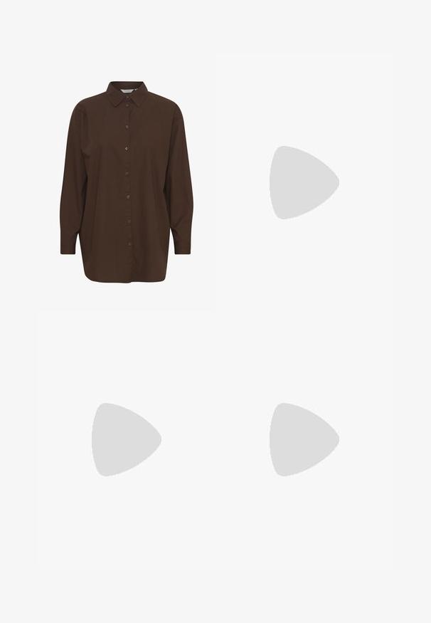 Camicetta marrone con bottoni, colletto classico, maniche lunghe e vestibilità rilassata. Realizzata in cotone liscio con una trama uniforme.; Pantaloni a gamba larga marroni con una texture liscia, dotati di una cintura nera in vita e tasche laterali. Design sartoriale e vestibilità rilassata.; Sandal in camoscio marrone con tacco alto, punta aperta, cinturino alla caviglia regolabile e suola a piattaforma striata.; Borsa in pelle marrone con parte superiore arricciata e tracolla a catena. Texture liscia con finitura lucida e dettagli di cucitura sottili sui lati.