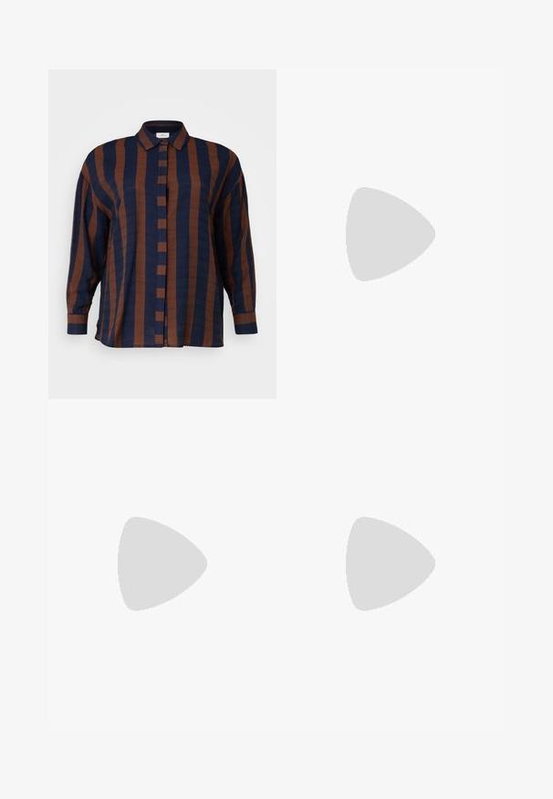 Ilga rankovė marškiniai tamsiai mėlynos ir rudos spalvos dryžiais; turi apykaklę, mygtukų uždarymą ir laisvą kirpimą su tekstūruotu audiniu.; Šviesiai mėlyni džinsiniai šortai su klasikinio penkių kišenių dizainu, mygtuko uždarymu, tiesiu palaidumu ir subtiliu medžiagos blukimu.; Šviesiai mėlyni suediniai sportbačiai su baltomis odinėmis juostelėmis, ruda tekstūruota padais ir auksiniu logotipo akcentu. Žemas dizainas su apvaliu pirštu.; Pilkos spalvos per didelis džemperis su kengūros kišene, derinamas su tamsiai mėlynu plačiu sijonu. Acessuaras: didelė šviesiai geltona kuprinė, lygaus paviršiaus.