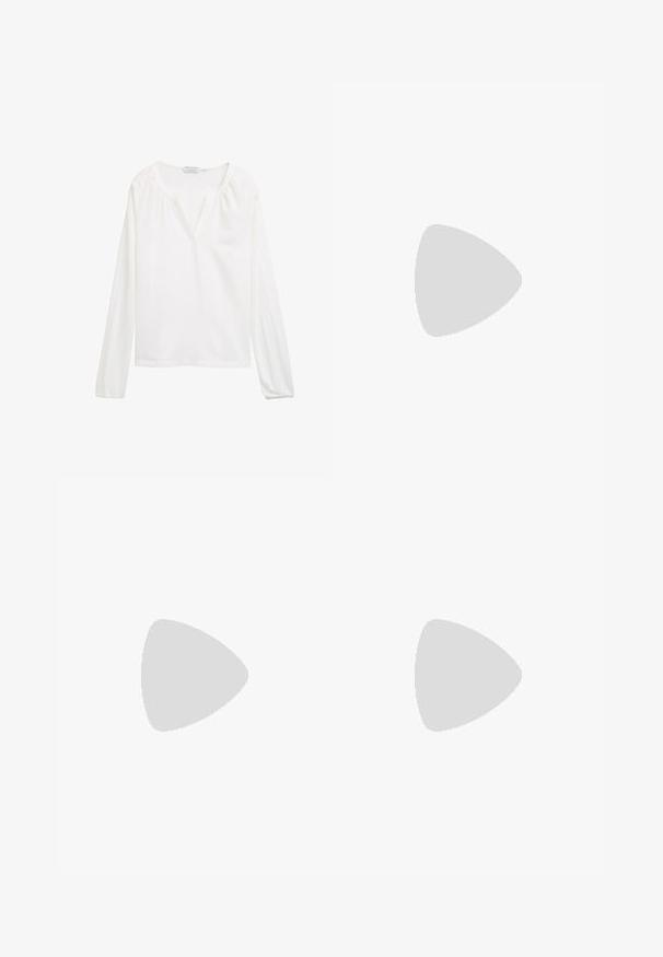 Weißes Langarmblusenshirt mit V-Ausschnitt, Raffungen an den Schultern und elastischen Bündchen. Glattes Material mit subtiler Glanz.; Dunkelblaue Schlagjeans mit hoher Taille, zwei Fronttaschen und zwei Knopfverschlüssen. Hergestellt aus Denim mit glatter Textur.; Schwarze Knöchelstiefel aus glattem Leder, mit spitzem Zehenbereich, einem Blockabsatz und markanten, raised stitching am oberen Rand.; Rote Wildleder Schultertasche mit einer curved Form. Verfügt über einen silberfarbenen Akzent und einen verstellbaren Trageriemen mit Hardware-Details. Glatte Textur.