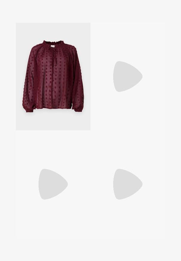 ICHI HERA  - Bluse - fig; Svart vide bukser med høy midje, knappdetaljer på midjebåndet og frontplisser.; Sorte skinnloafers med flat hæl, med dekorativ detalj i gull foran og en jevn tekstur.; Svart håndveske med strukturert form, jevn tekstur og metallisk lås. Kombinert med brede svarte bukser og sandaler med åpen tå på tregulv.