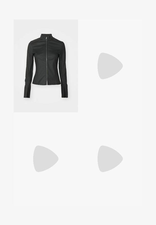 Weekday KATE COATED ZIP SHIRT - Blūze - black; Melni plaša piegriezuma bikses ar teksturētu audumu, saplēstu maliņu un elastīgu jostu. Dizainā ir gluda apdare un brīva piegriezuma forma.; Melni ādas sandales ar zelta sprādzēm, ar vairākām siksnām un plakanu zoli, piemērotas valkāšanai ar atvērtu purngala.; Melnas ādas rokassoma ar taisnstūra formu, vienu plecu siksnu un zeltītām detaļām pie roktura. Gluda tekstūra un minimālistisks dizains.
