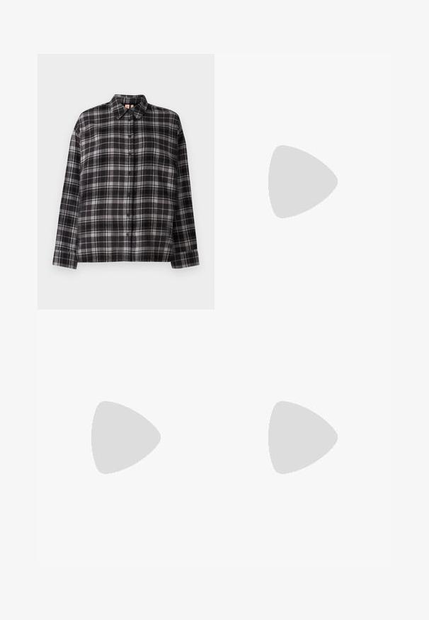 Cămașă cu carouri negre și gri, cu mâneci lungi, guler și un tiv drept. Fabricată dintr-un material moale și ușor.; Pantaloni negri cu un design drept, dotati cu buzunare laterale si o textura de material neteda. Detalii minimale, talie curata.; Cizme negre din suede, cu toc bloc, vârf ascuțit și un design neted, fără cusături, pe un fundal deschis.; Geantă oversized din piele neagră, cu două mânere lungi, de textură netedă și formă structurată. Are un buzunar frontal pentru stocare suplimentară.