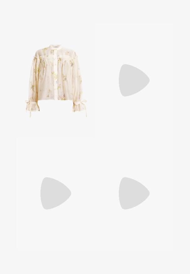 Blusa color crema con motivo floreale realizzata in tessuto leggero. Presenta un colletto alto, dettagli con volant e maniche arricciate con lacci.; Jeans in denim azzurro chiaro con vita alta, taglio a gamba larga, due tasche laterali e design plissettato. Texture morbida con una finitura sbiadita.; Tacchi slingback in pelle nera con punta affusolata, caratterizzati da un tacco alto e un accento dorato sulla cinghia regolabile. Texture liscia.; Borsa a mano in pelle nera con un design strutturato, caratterizzata da una forma corta, manico superiore e accessori in metallo dorato. Inclusa tracolla regolabile.
