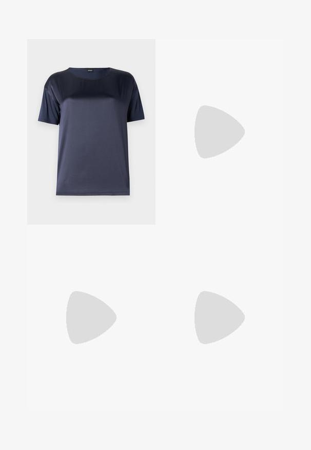 Maglietta a maniche corte blu navy con scollo tondo, realizzata in tessuto leggero e morbido. Presenta un'imbottitura minima e una vestibilità comoda.; Pantaloni neri su misura con un design a gamba dritta, caratterizzati da una texture liscia e pieghe ben definite sul davanti. Senza hardware visibile.; Tacchi slingback in pelle nera con punta affusolata, caratterizzati da un tacco alto e un accento dorato sulla cinghia regolabile. Texture liscia.; Borsa a mano in pelle nera con un design strutturato, caratterizzata da una forma corta, manico superiore e accessori in metallo dorato. Inclusa tracolla regolabile.