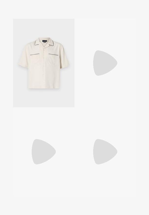 Chemise beige à manches courtes avec des garnitures noires le long du col et des bords des poches. Comprend deux poches avant et une fermeture à boutons.; Chinos noirs à jambes droites avec passants de ceinture, fermeture à bouton et poches latérales, présentés sur un fond gris clair.; Sneakers noirs avec un dessus lisse et texturé, dotés d'une semelle en caoutchouc et de lacets sombres. Associés à un jean noir et une chemise blanche à rayures.; Sac en denim bleu foncé avec deux poignées, coutures visibles et une poche avant arborant un patch logo classique.