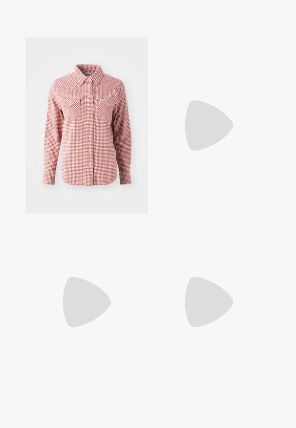 Chemise à manches longues à carreaux rouge et blanc avec un col pointu, deux poches sur la poitrine et des boutons de fermeture. Fabriquée en tissu léger.; Pantalons wide-leg en denim blanc avec taille haute, deux poches avant et quincaillerie en métal. Présente une finition soignée et un design minimaliste.; Sandales à talons vernies noires avec un bout carré, des sangles autour de la cheville et des boucles en argent. Dotées d'un talon bloc épais pour plus de stabilité.; Sac à main en cuir noir avec une forme courbée, bandoulière amovible et des accessoires en or. Le sac est doté d'un rabat avec un détail de boucle.
