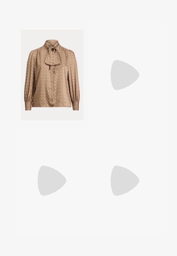 Bluse i lys brun stoff med geometriske mønstre i krem og oransje. Har høy krage med knytebånd og voluminøse ermer.; Vidde bukser i off-white denim. Høyt liv-design med knappelukking, to frontlommer og kontrastsøm detaljer.; Mørkeblå skinn kilehælsandaler med en flettet jute-plattform. Har et bredt stroppdesign og justerbar ankelspenne for sikker passform.; Marineblå strikket genser med preget logo, kremfargede jeans og en liten flerfarget crossover-veske. Høyhælte sandaler i svart fullfører antrekket.